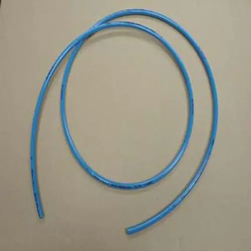 Blauer flexibler Schlauch, aufgelegt in zwei Schwüngen auf einer neutralen Fläche. Das Produkt ist von der Marke Remeha.